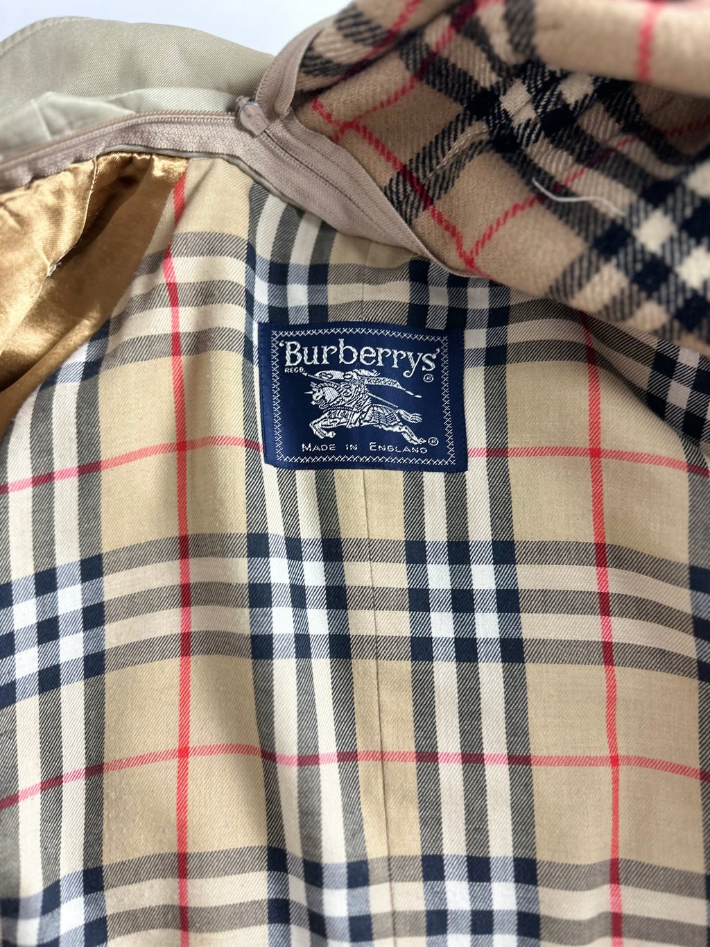 Burberrys Trenchcoat (14/L) including Inlet