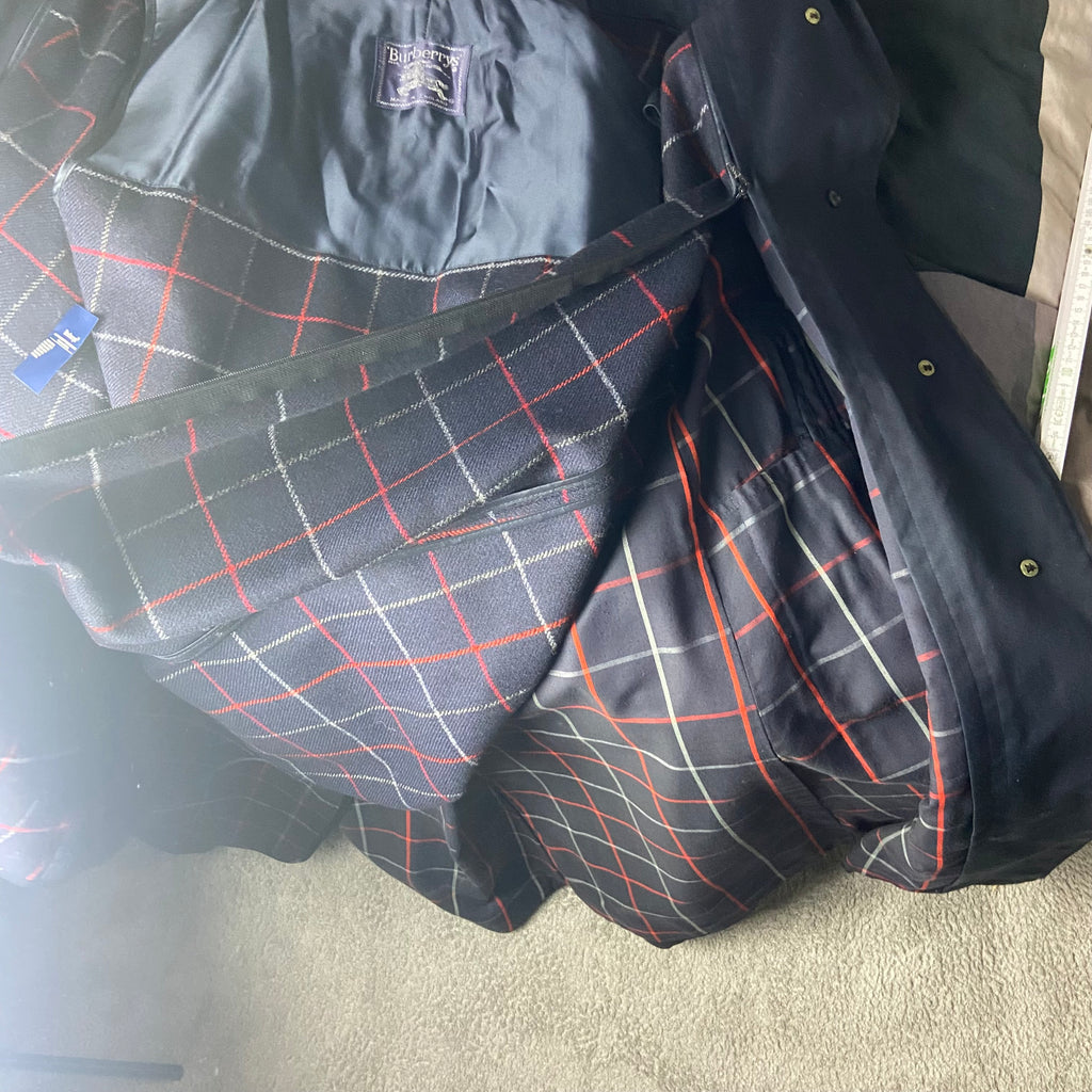 Burberry Trenchcoat Size 12/M with inlet