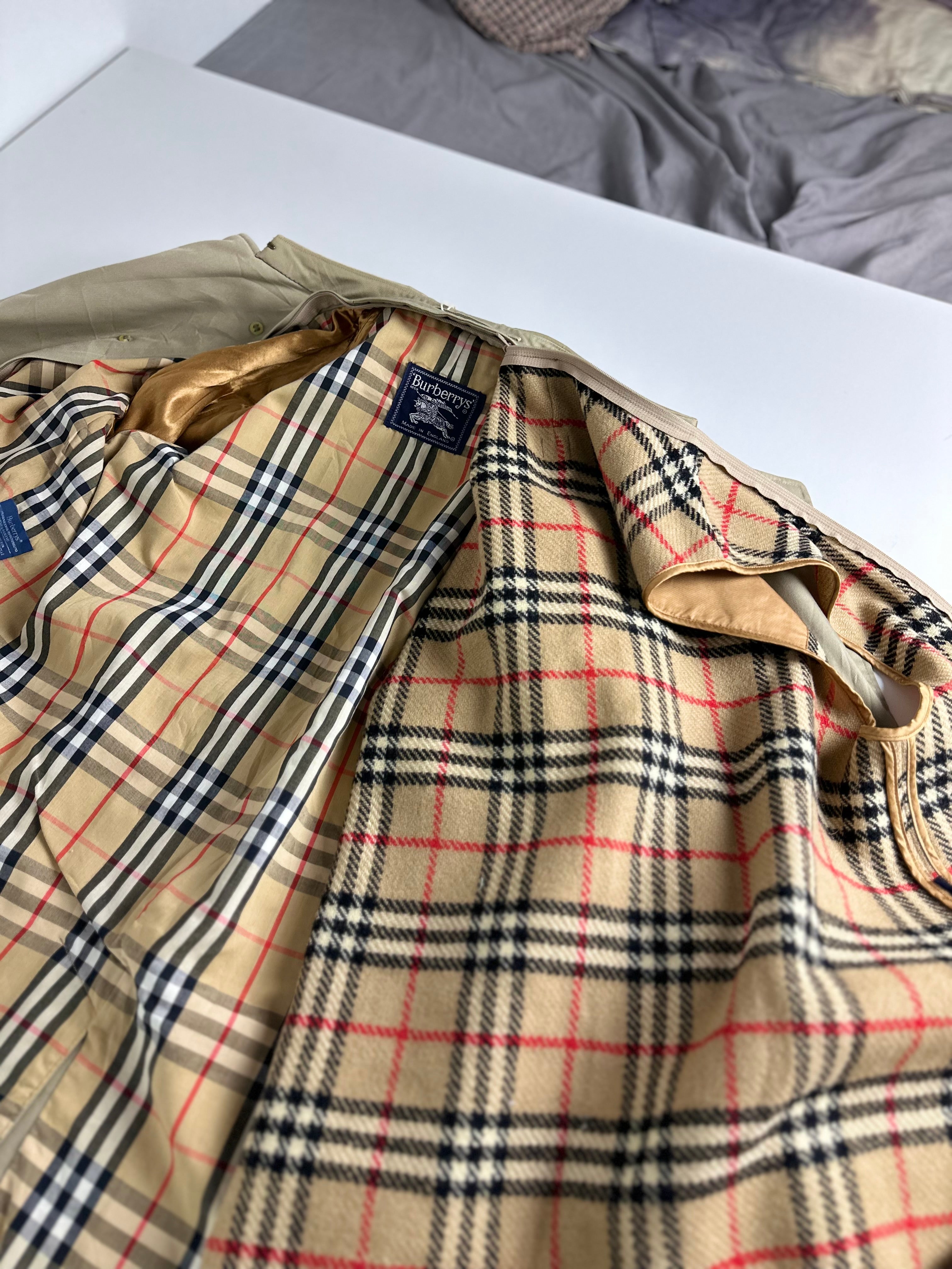 Burberrys Trenchcoat (12/M) including Inlet