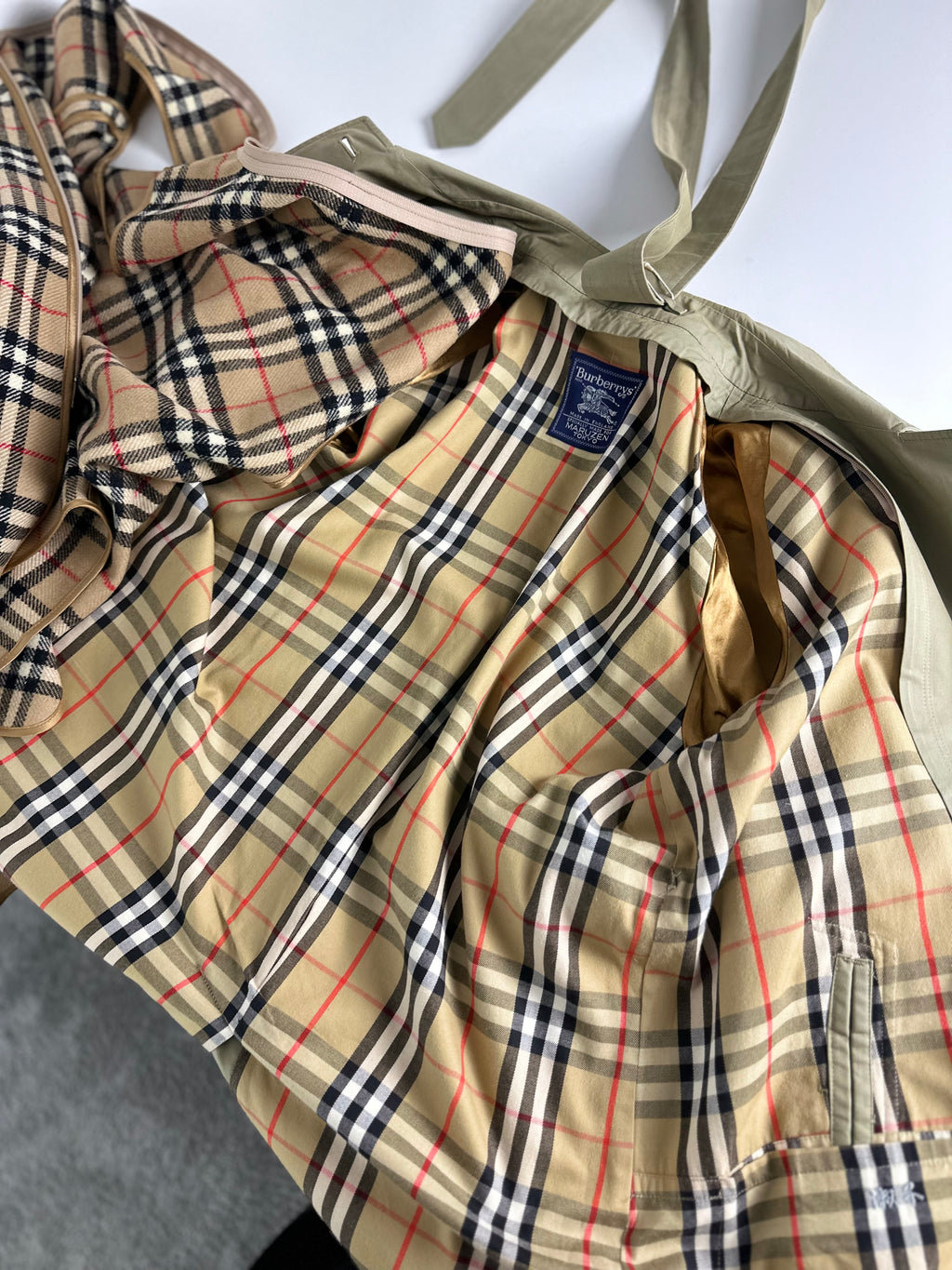 Burberrys Trenchcoat (14/L) including Inlet