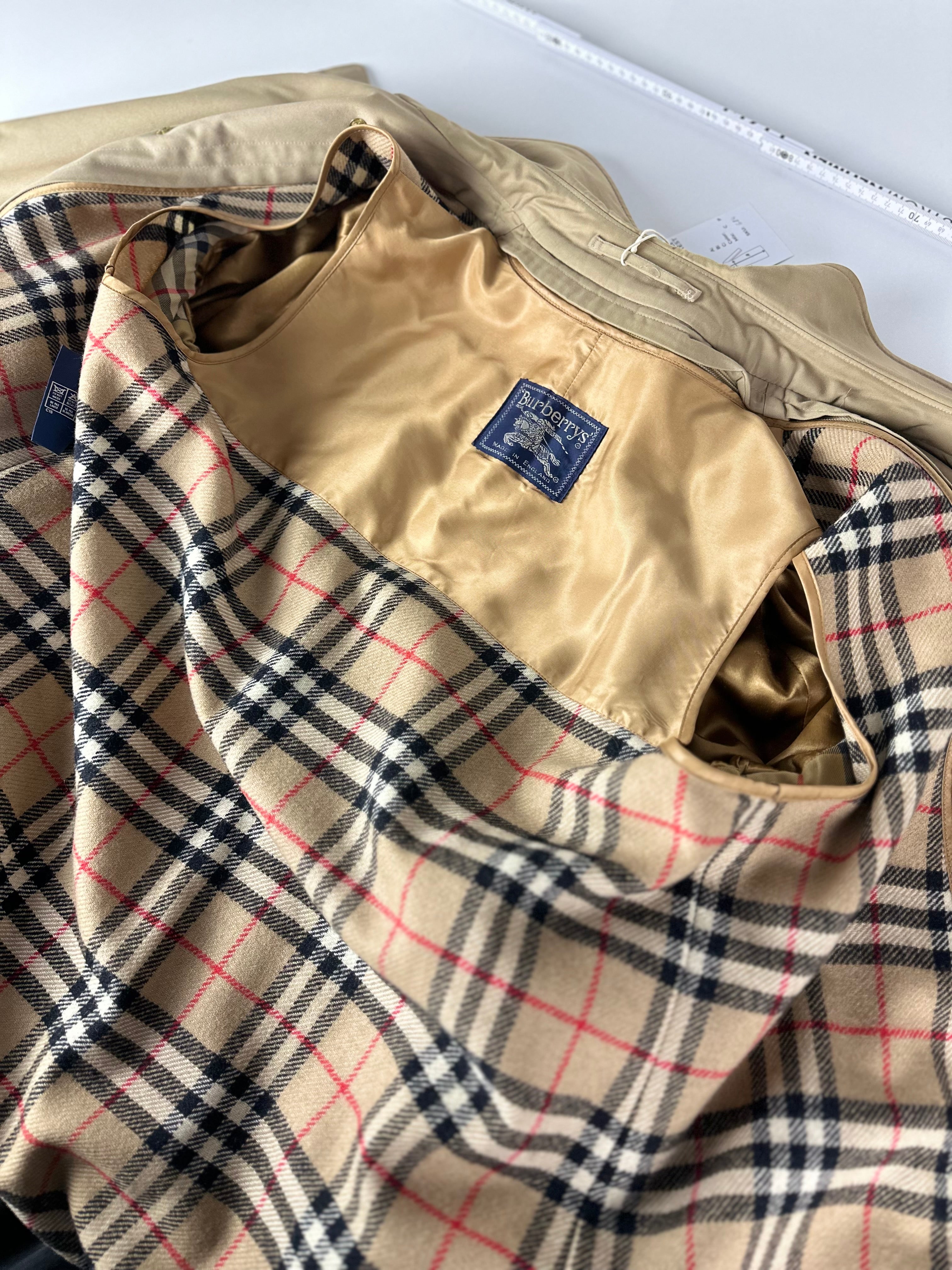 Burberrys Trenchcoat (14/L) including Inlet