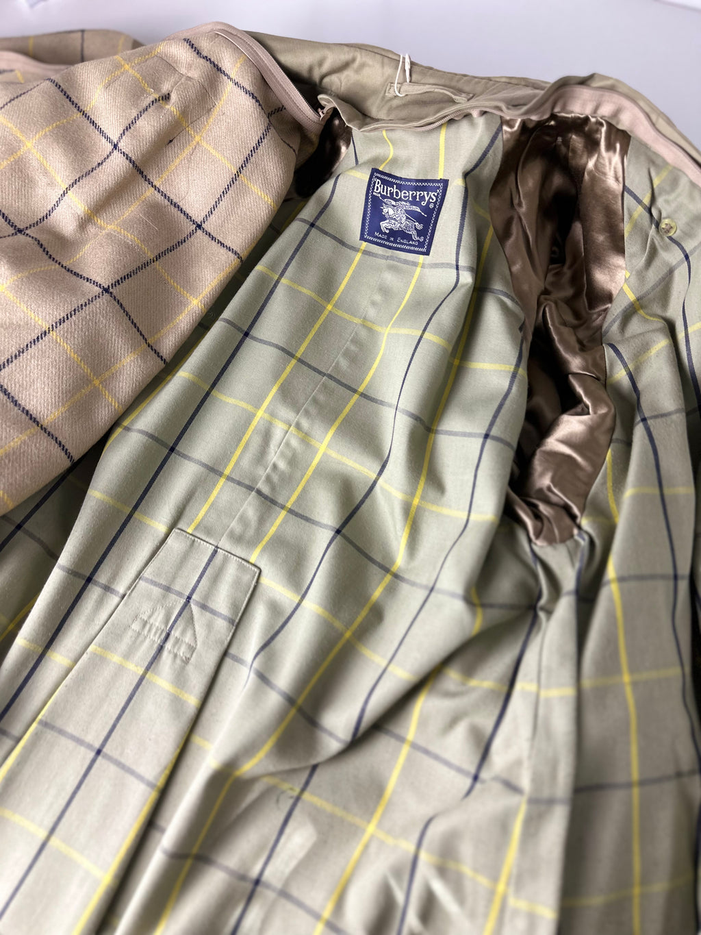 Burberrys Trenchcoat (12/M) including Inlet