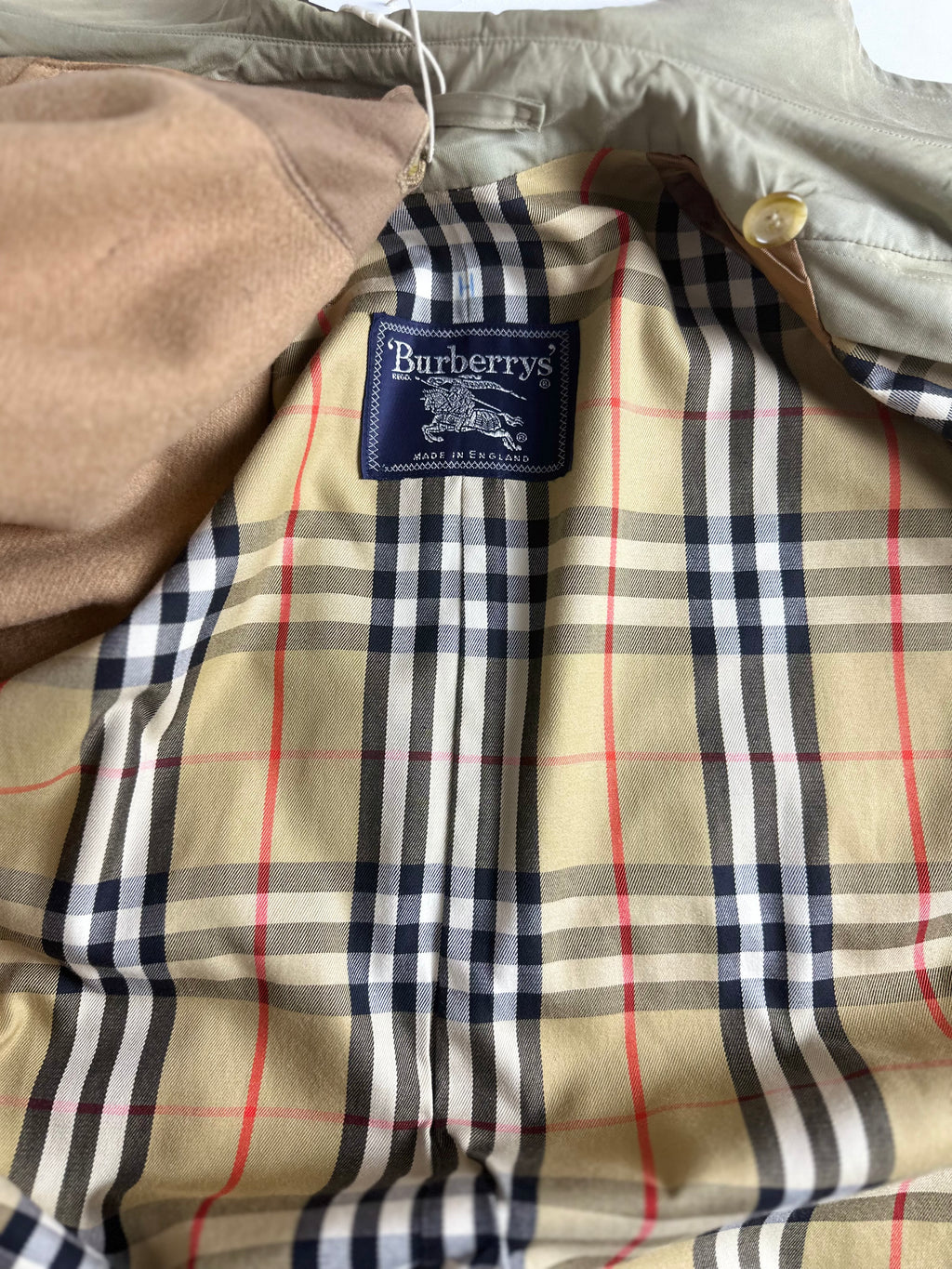 Burberrys Trenchcoat (48/M) including Inlet