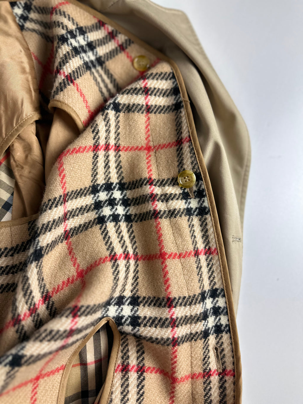 Burberrys Trenchcoat (16/XL) including inlet