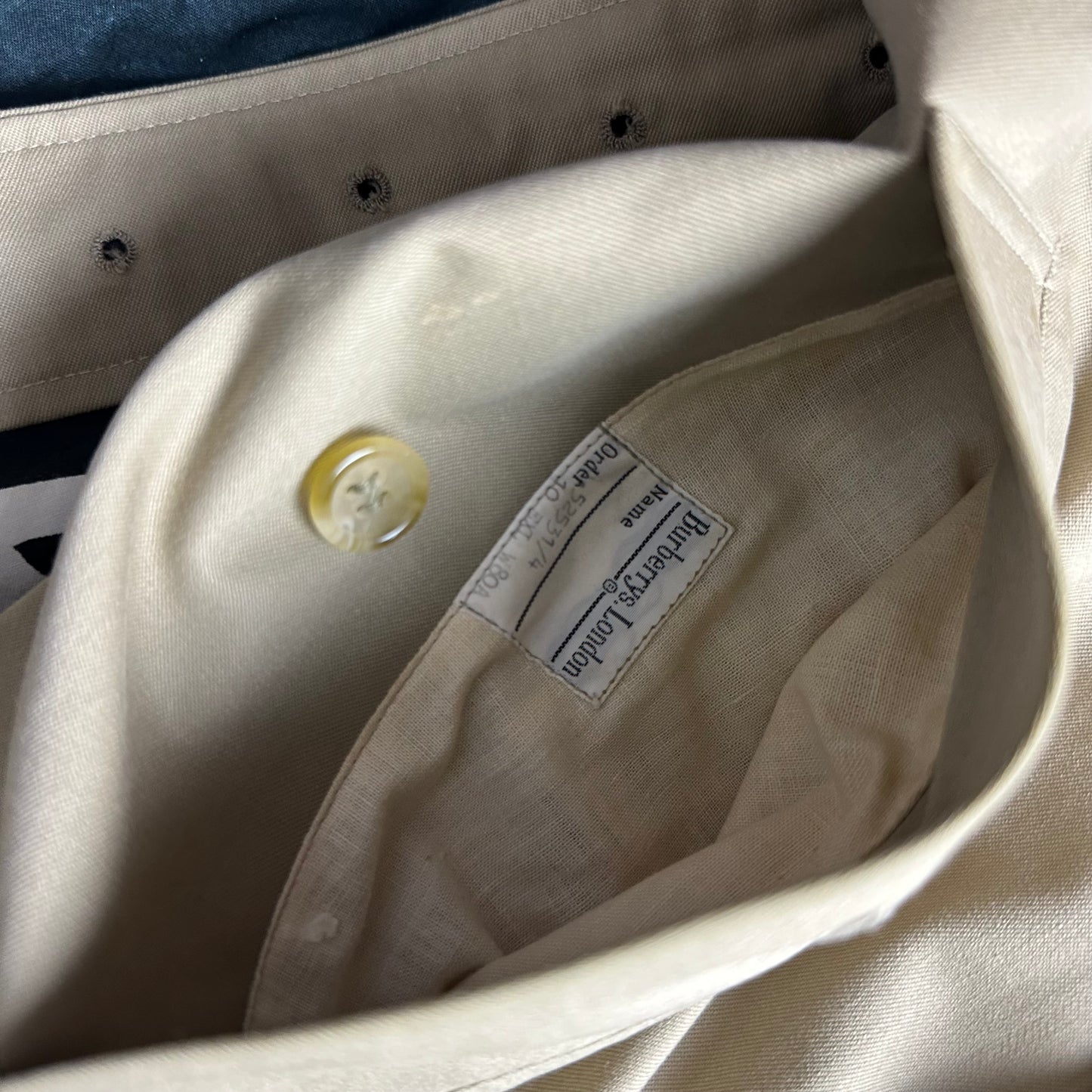Burberrys Trenchcoat (10/S)