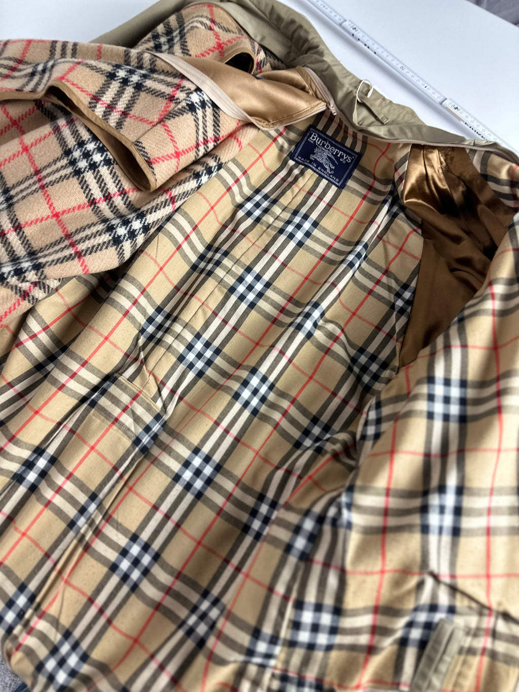 Burberrys Trenchcoat (52/L) including Inlet