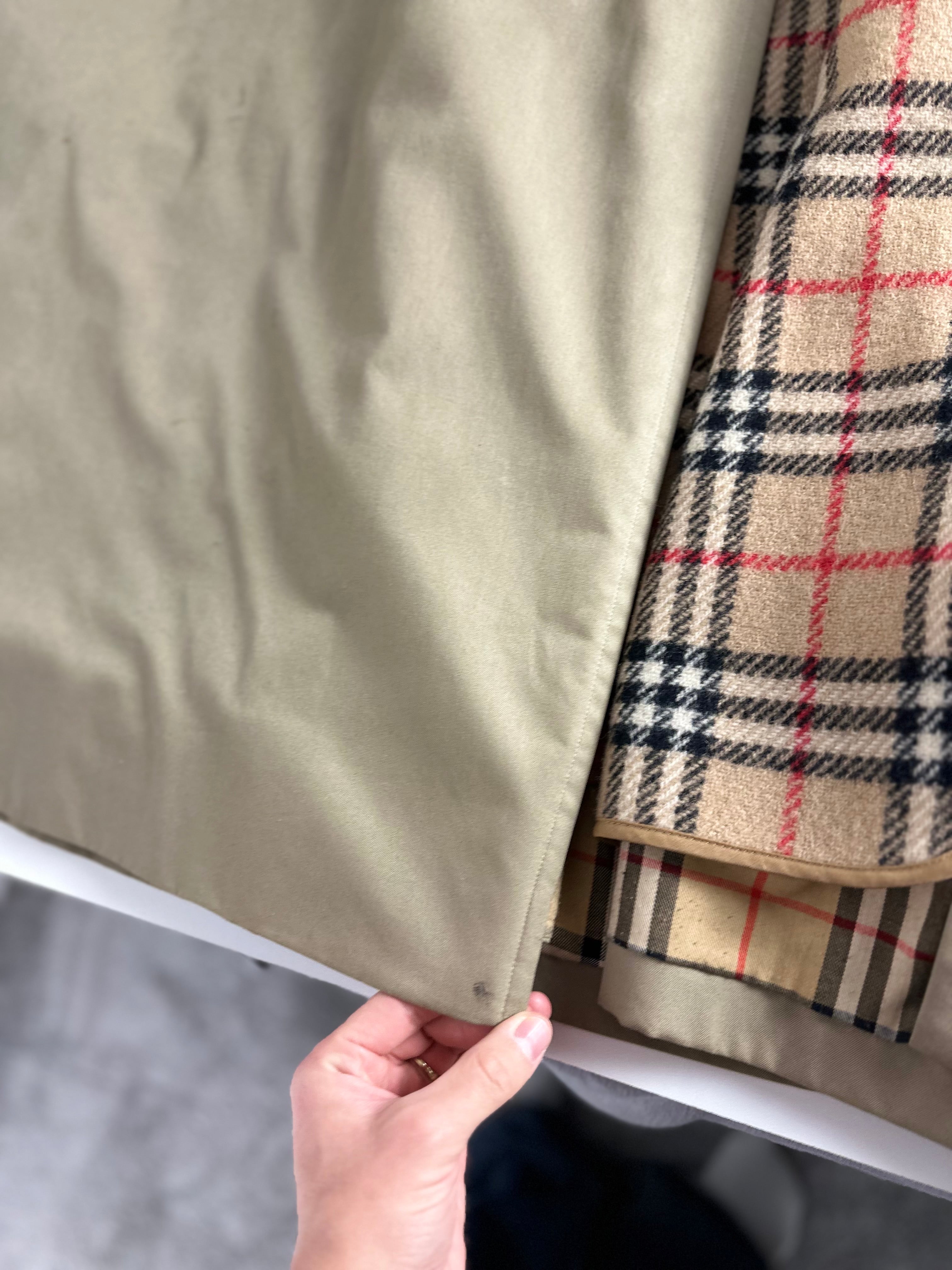 Burberrys Trenchcoat (52/L) including Inlet