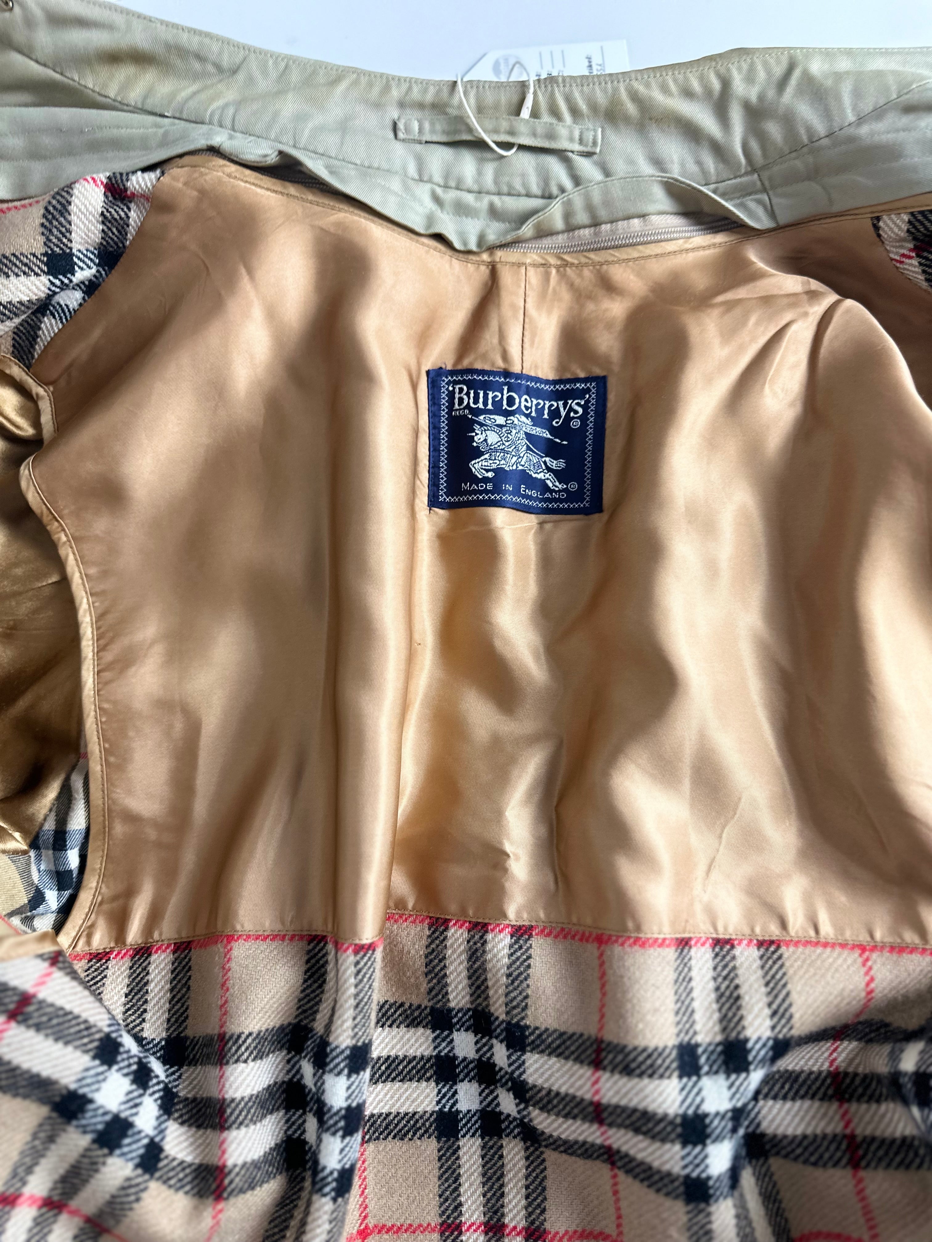 Burberrys Trenchcoat (12/M) including Inlet