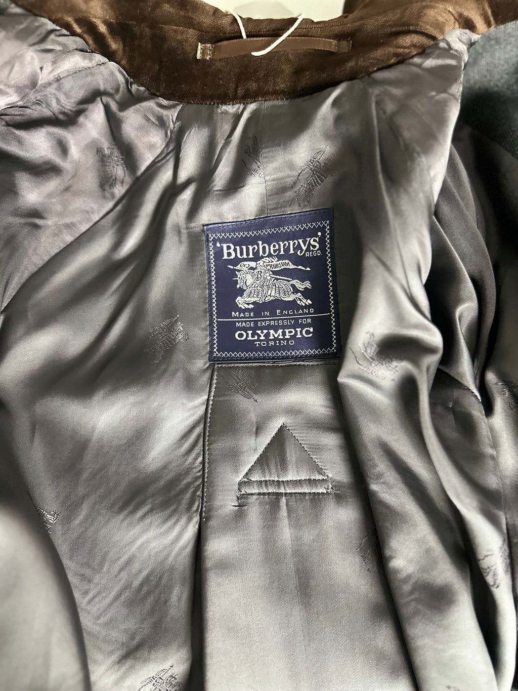 Burberrys Coat (12/M)