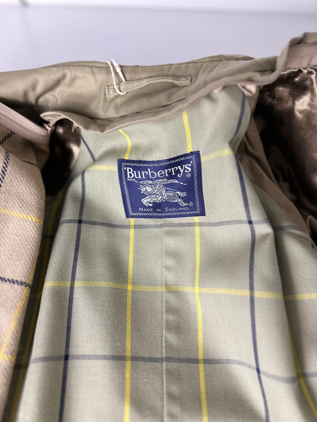 Burberrys Trenchcoat (12/M) including Inlet