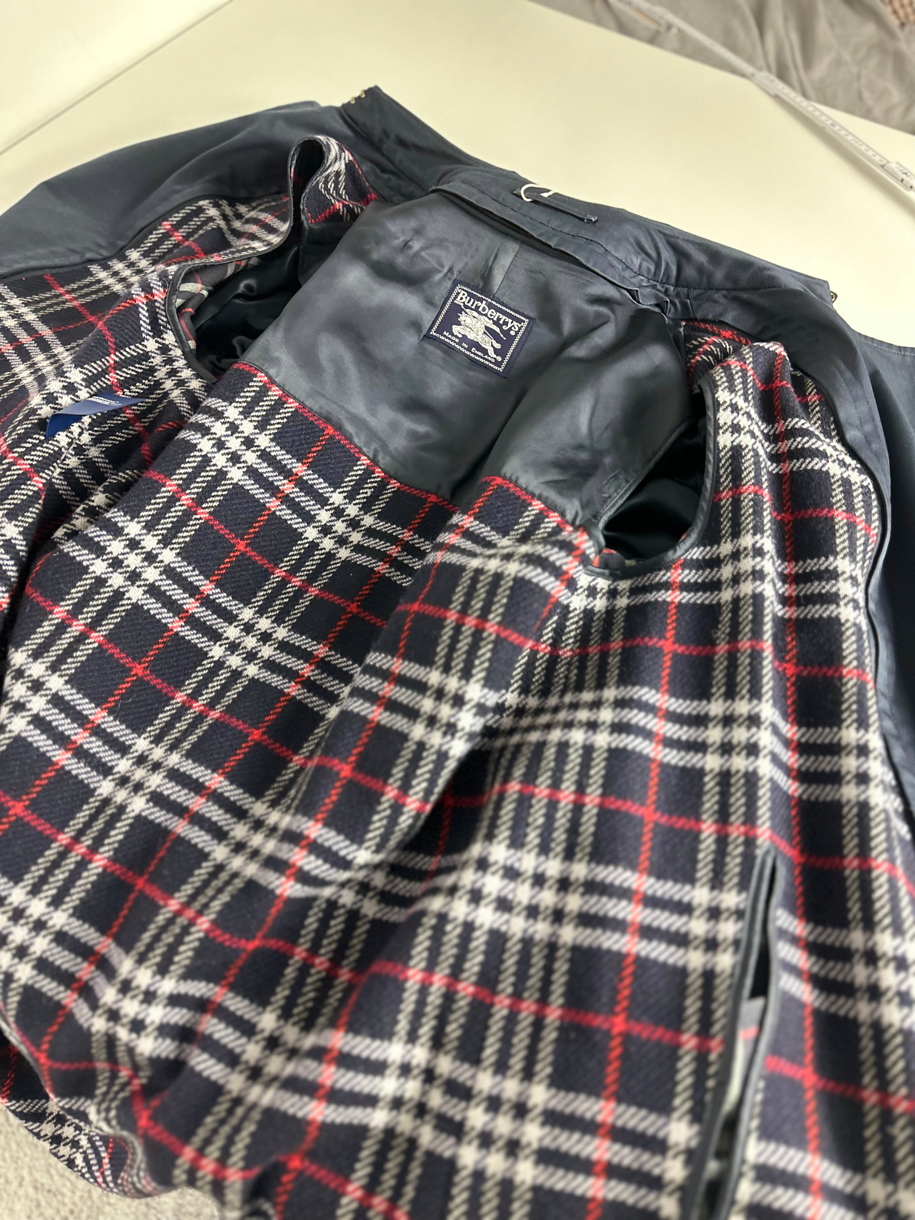 Burberrys Trenchcoat (52/L) including Inlet