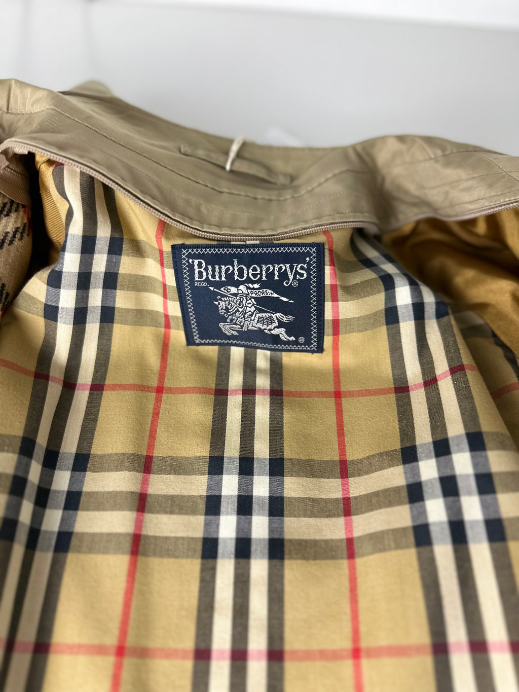Burberrys Trenchcoat (52/L) including Inlet
