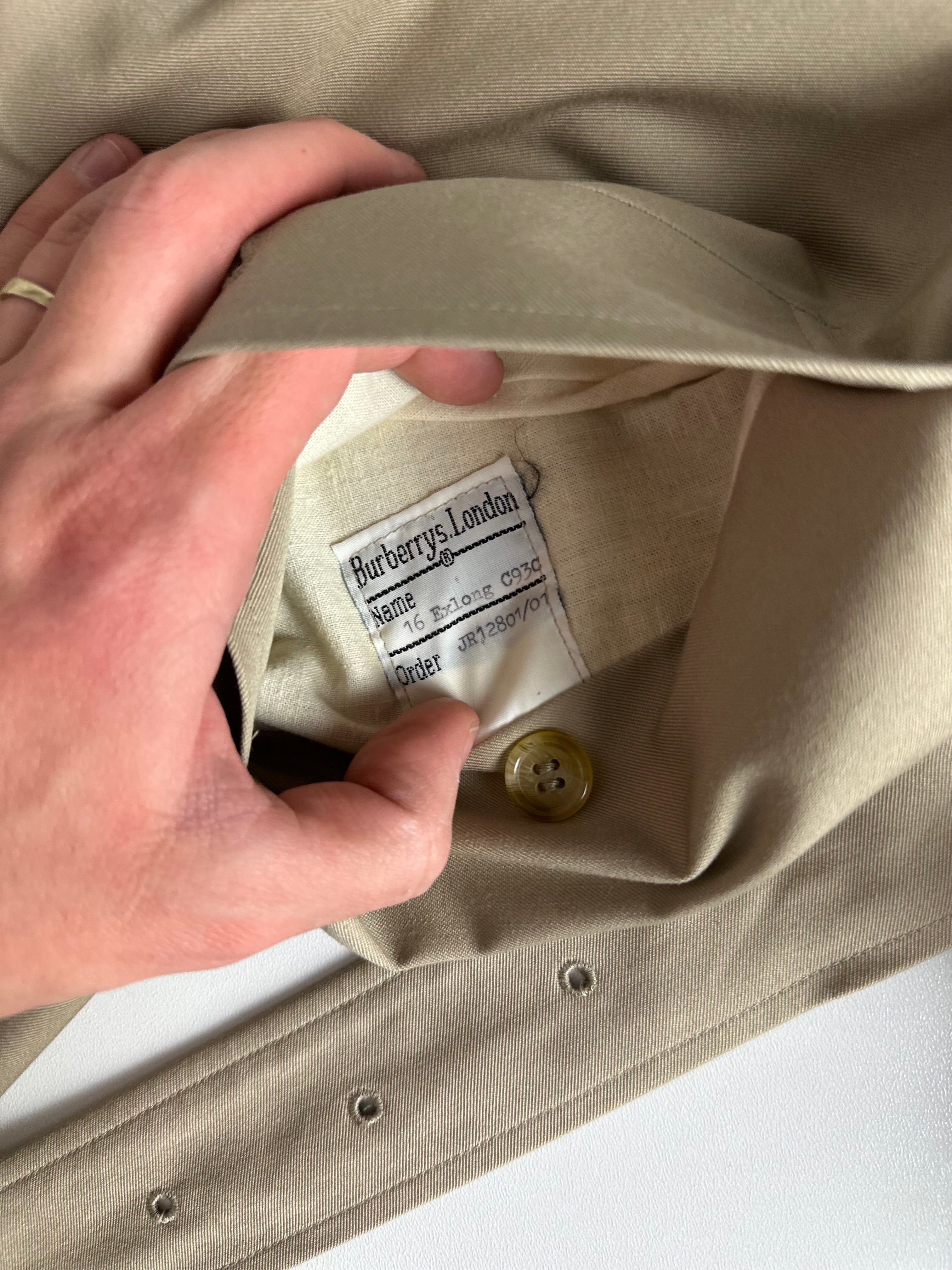 Burberrys Trenchcoat (16/XL) including inlet