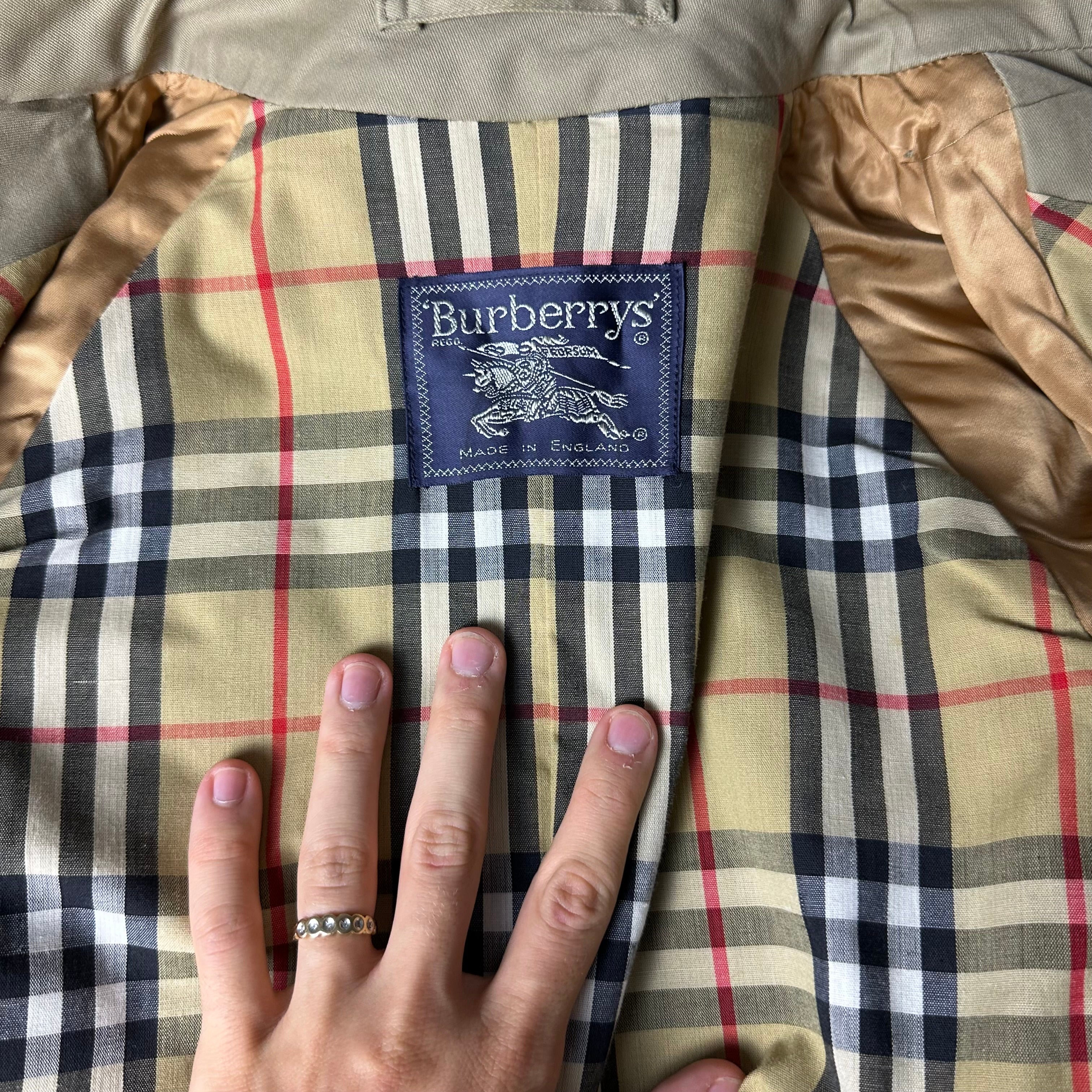 Burberrys Trenchcoat (10/S)