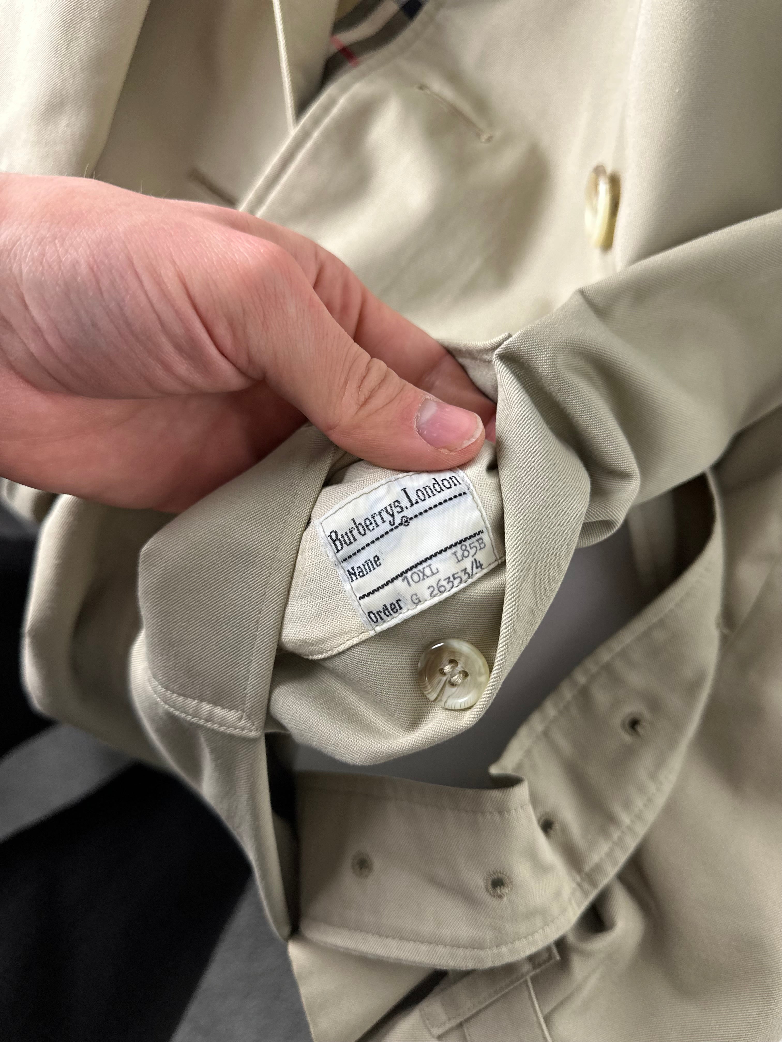 Burberrys Trenchcoat (10/S)