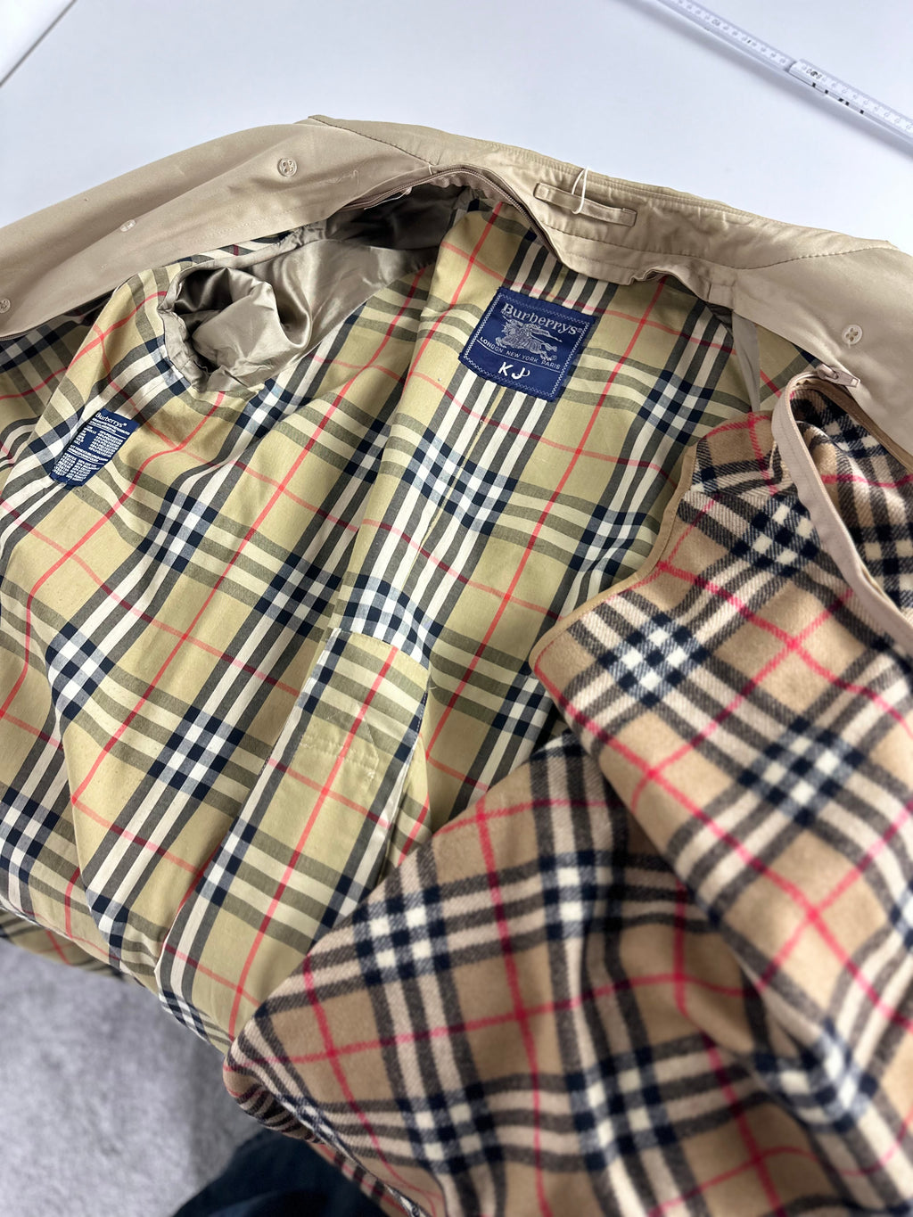 Burberrys Trenchcoat (14/L) including Inlet