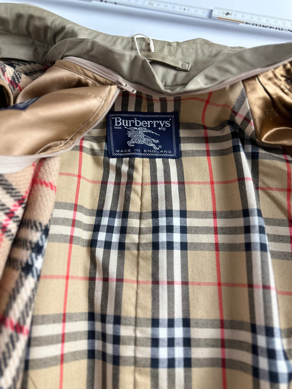Burberrys Trenchcoat (52/L) including Inlet