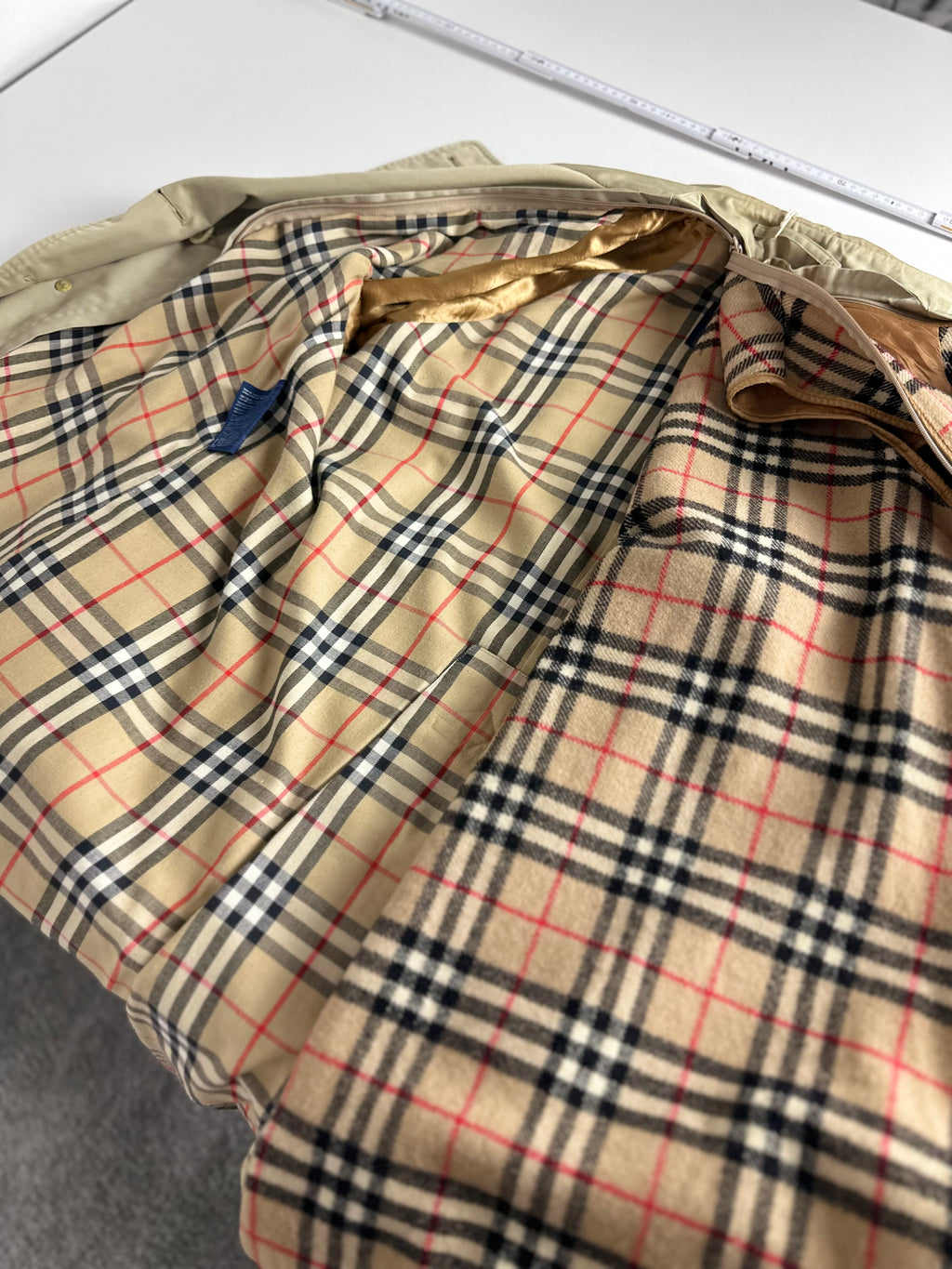 Burberrys Trenchcoat (14/L) including Inlet