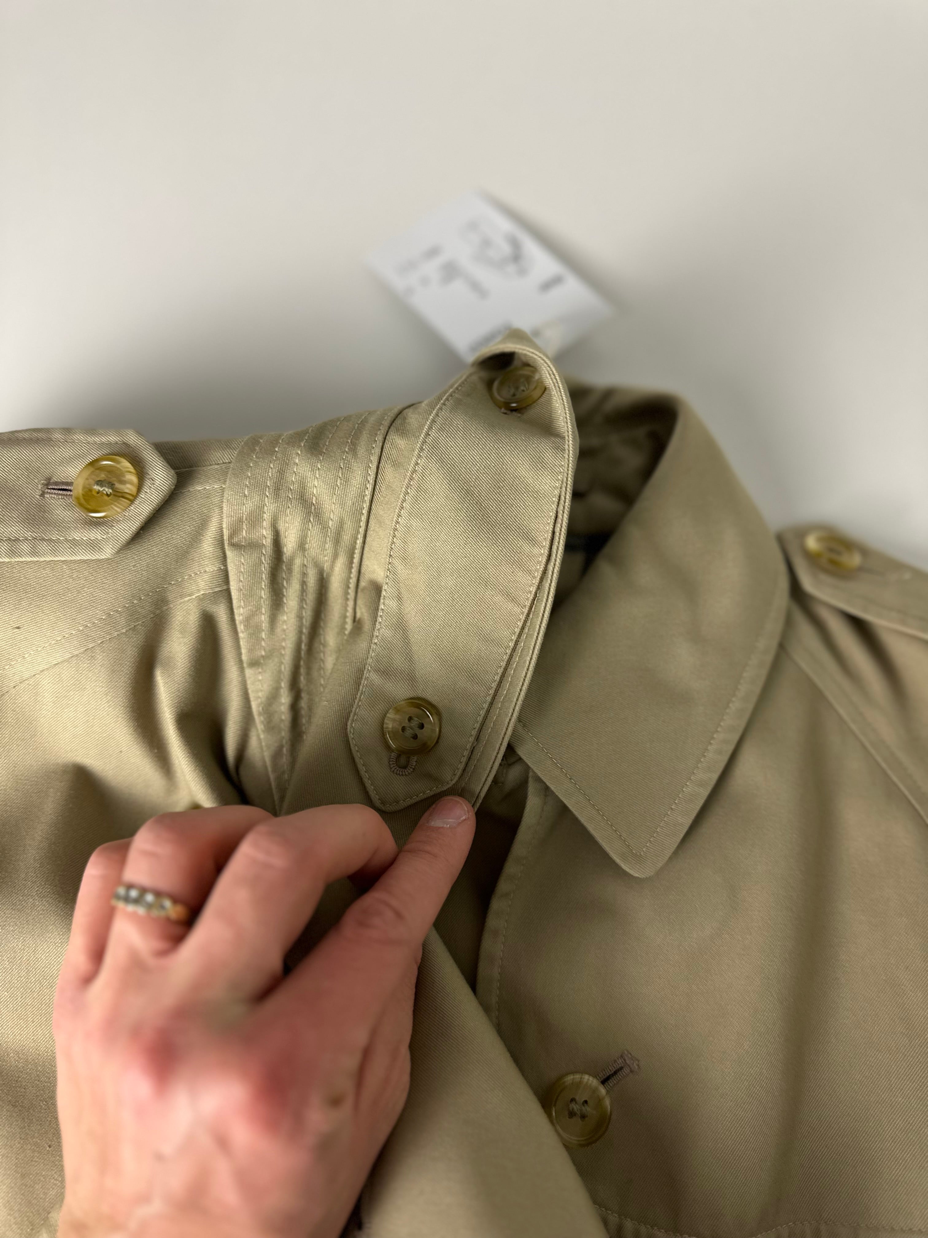 Burberrys Trenchcoat (10/S)