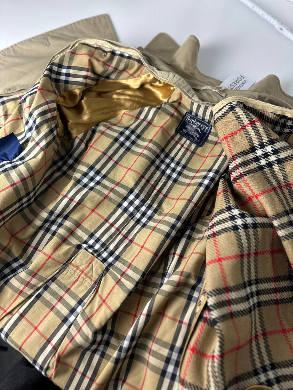 Burberrys Trenchcoat (48/M) including Inlet