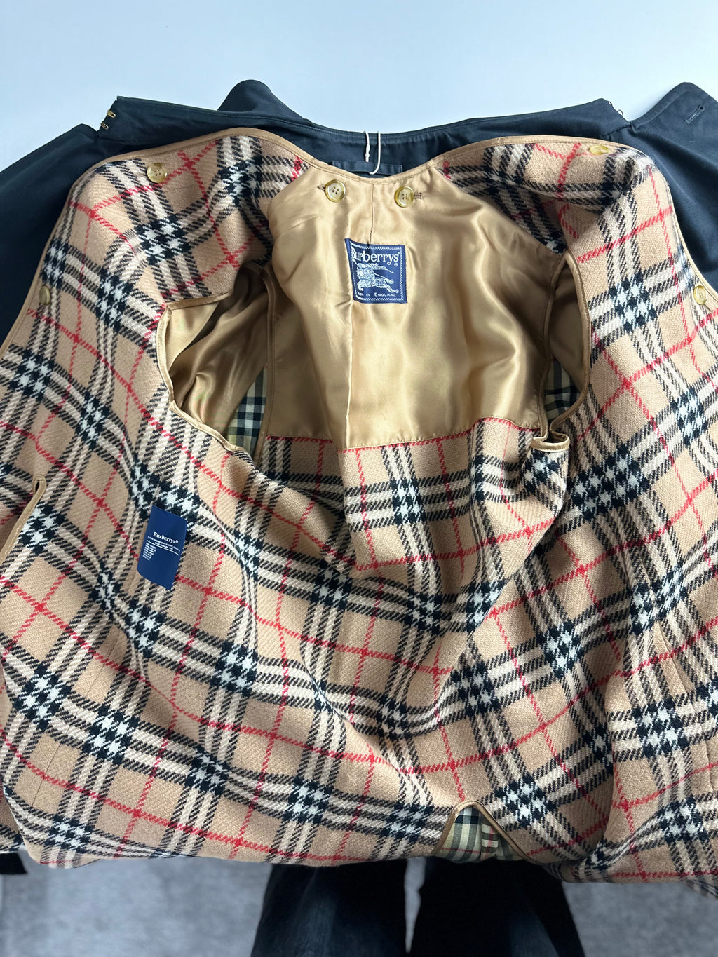 Burberrys Trenchcoat (50/L) including Inlet