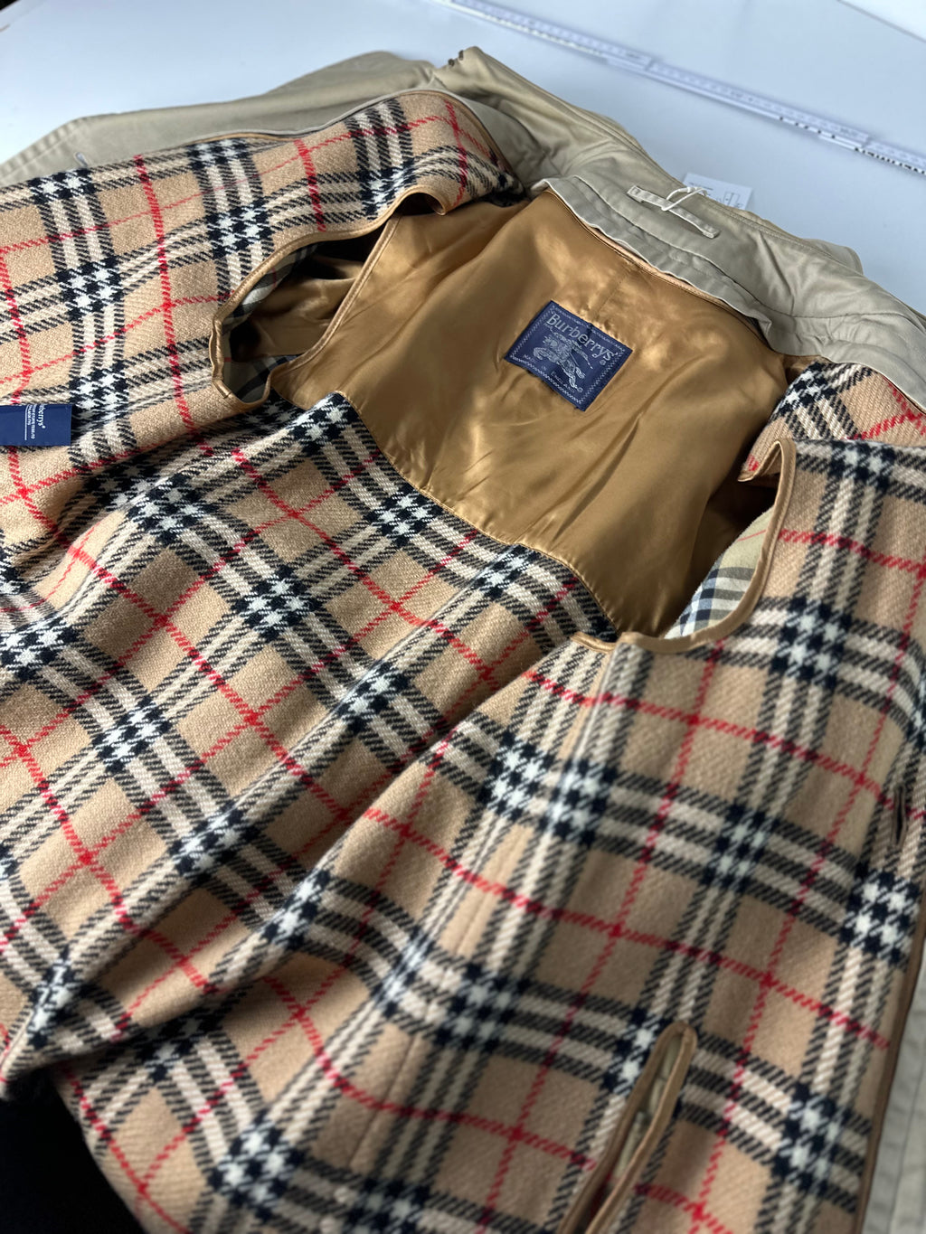 Burberrys Trenchcoat (48/M) including Inlet