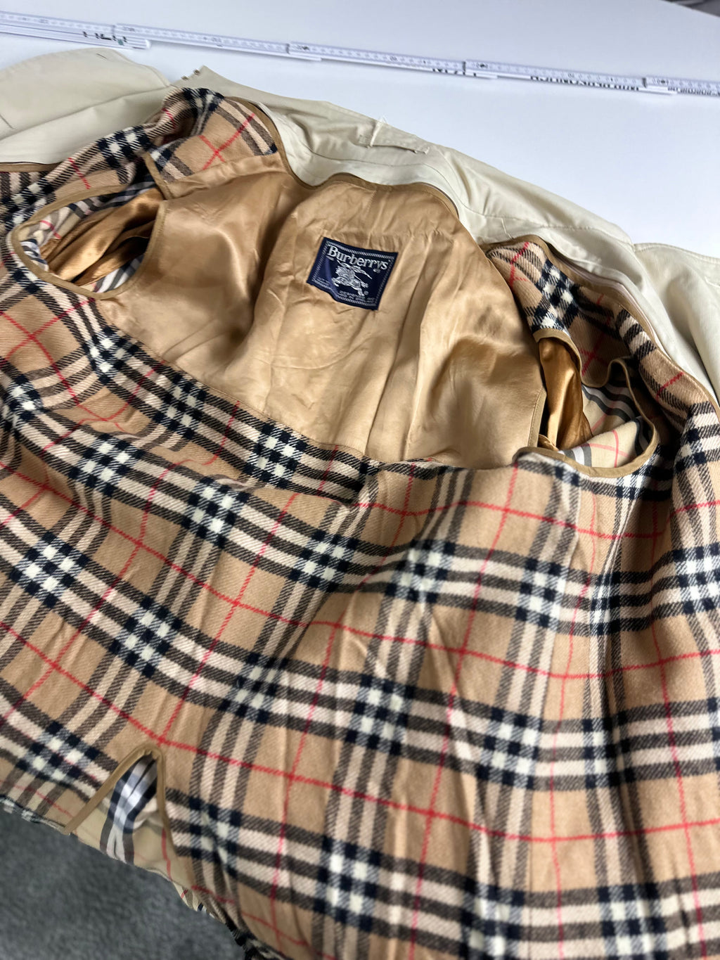 Burberrys Trenchcoat (48/M) including Inlet
