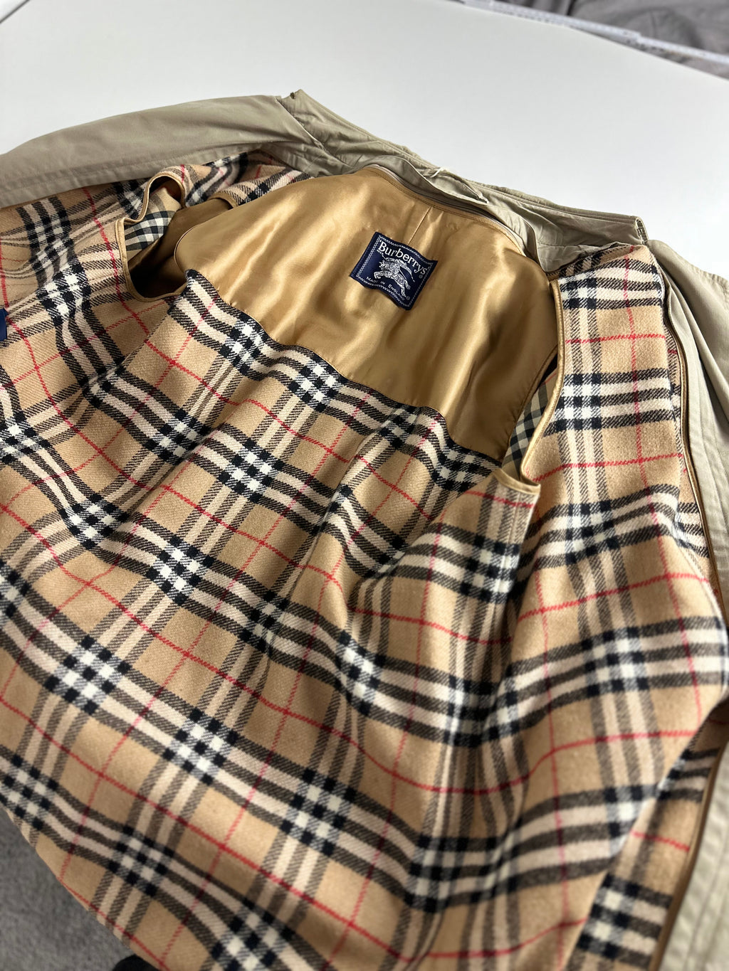 Burberrys Trenchcoat (14/L) including Inlet