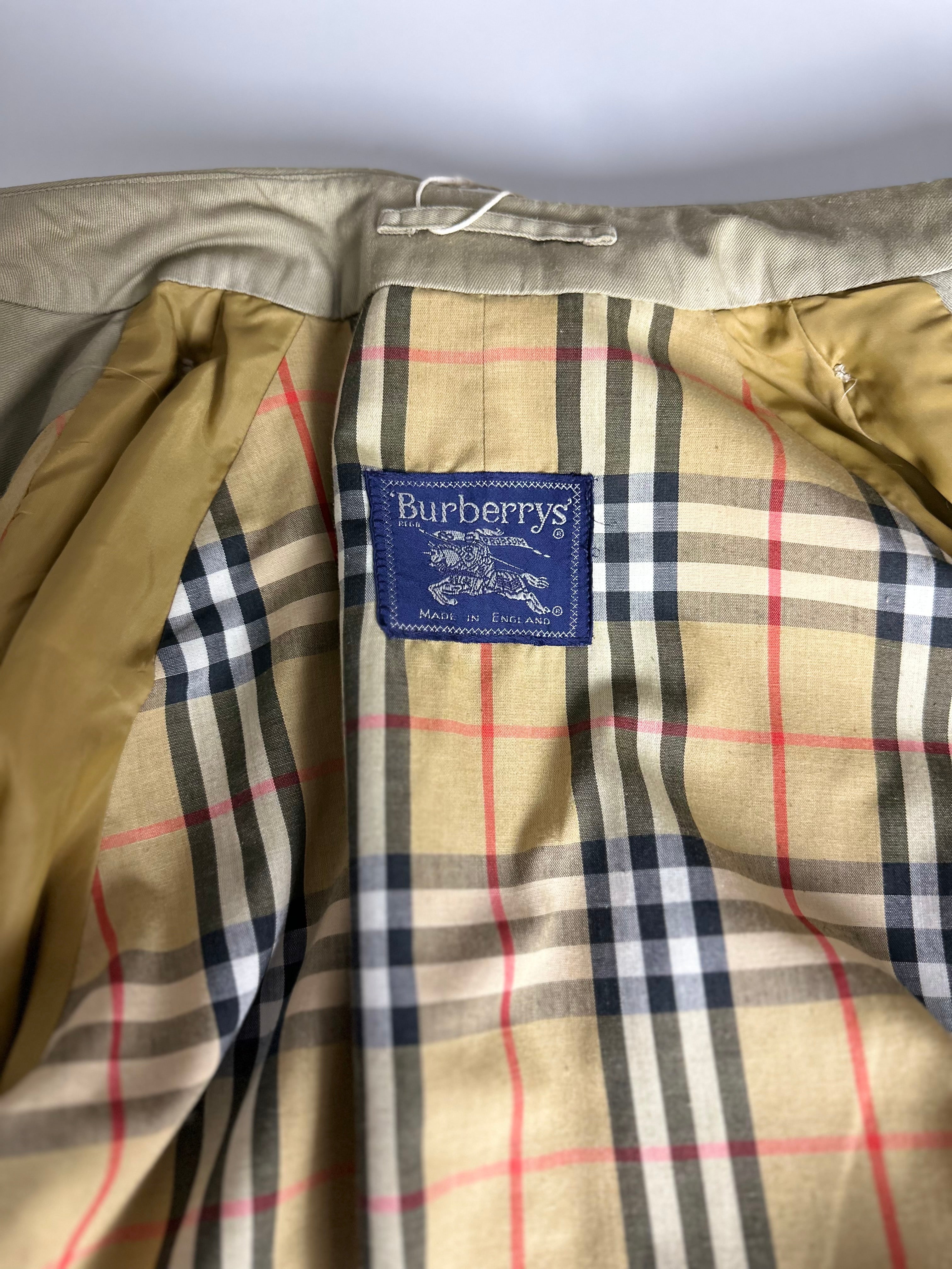 Burberrys Trenchcoat (10/S)