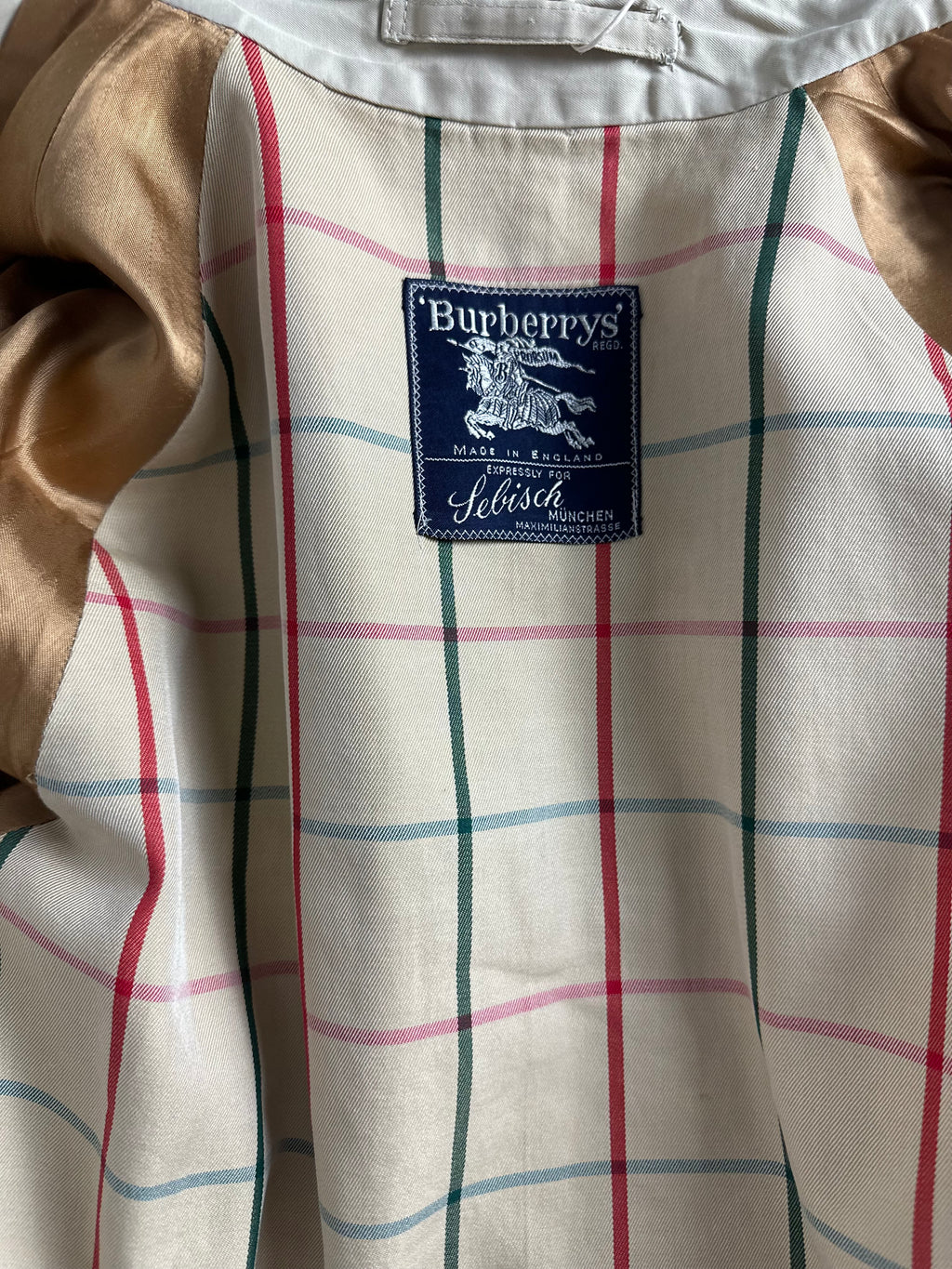 Burberrys Trenchcoat (10/S)