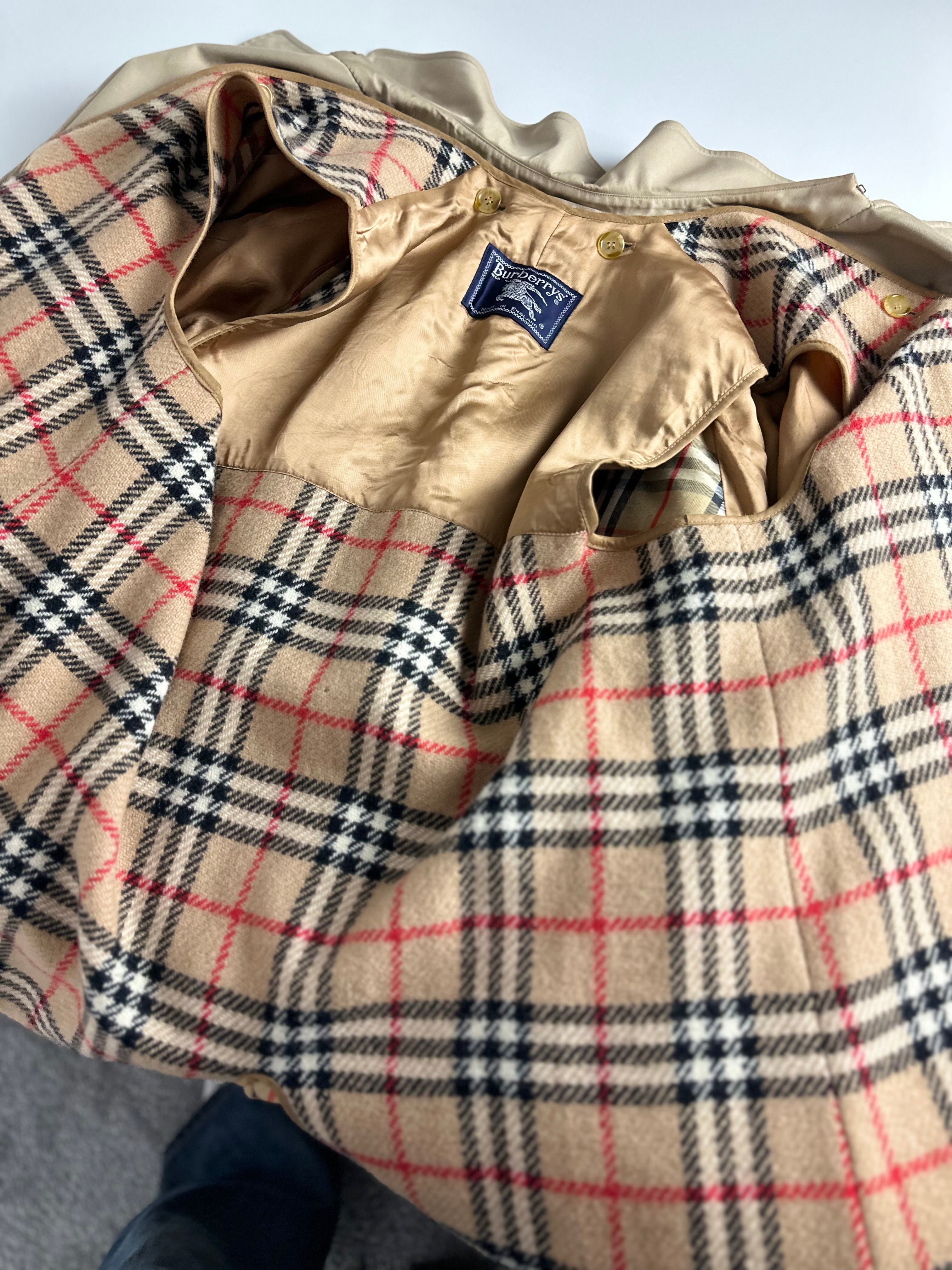 Burberrys Trenchcoat (16/XL) including inlet