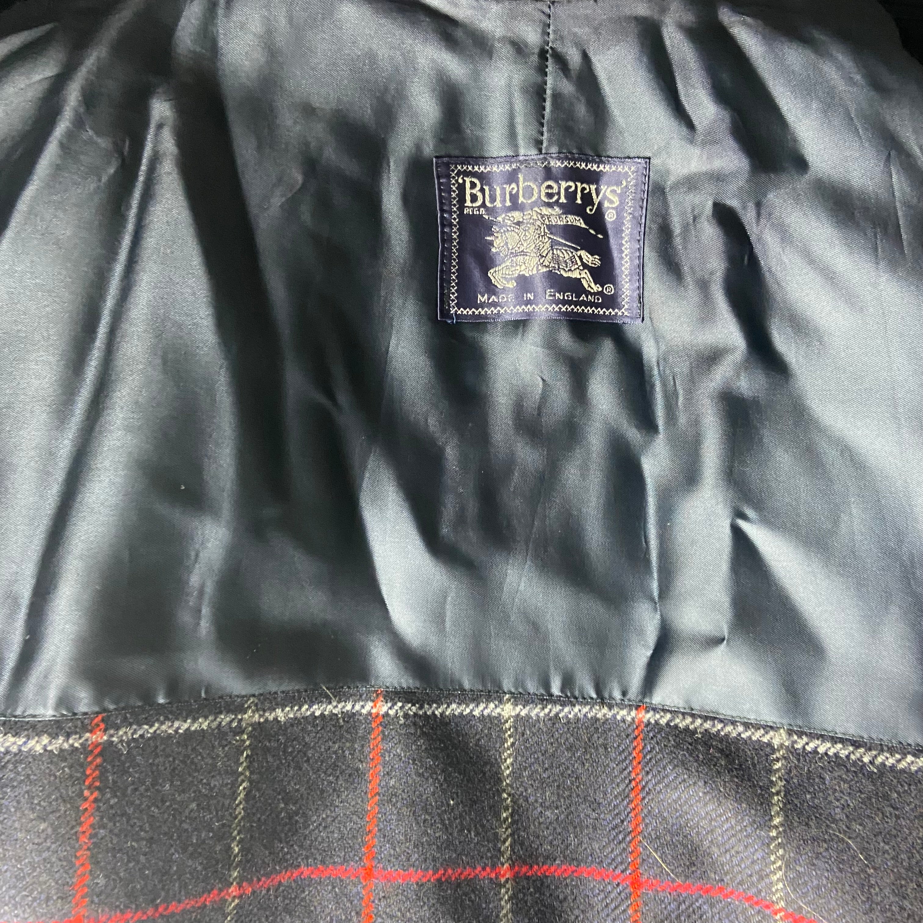 Burberry Trenchcoat Size 12/M with inlet