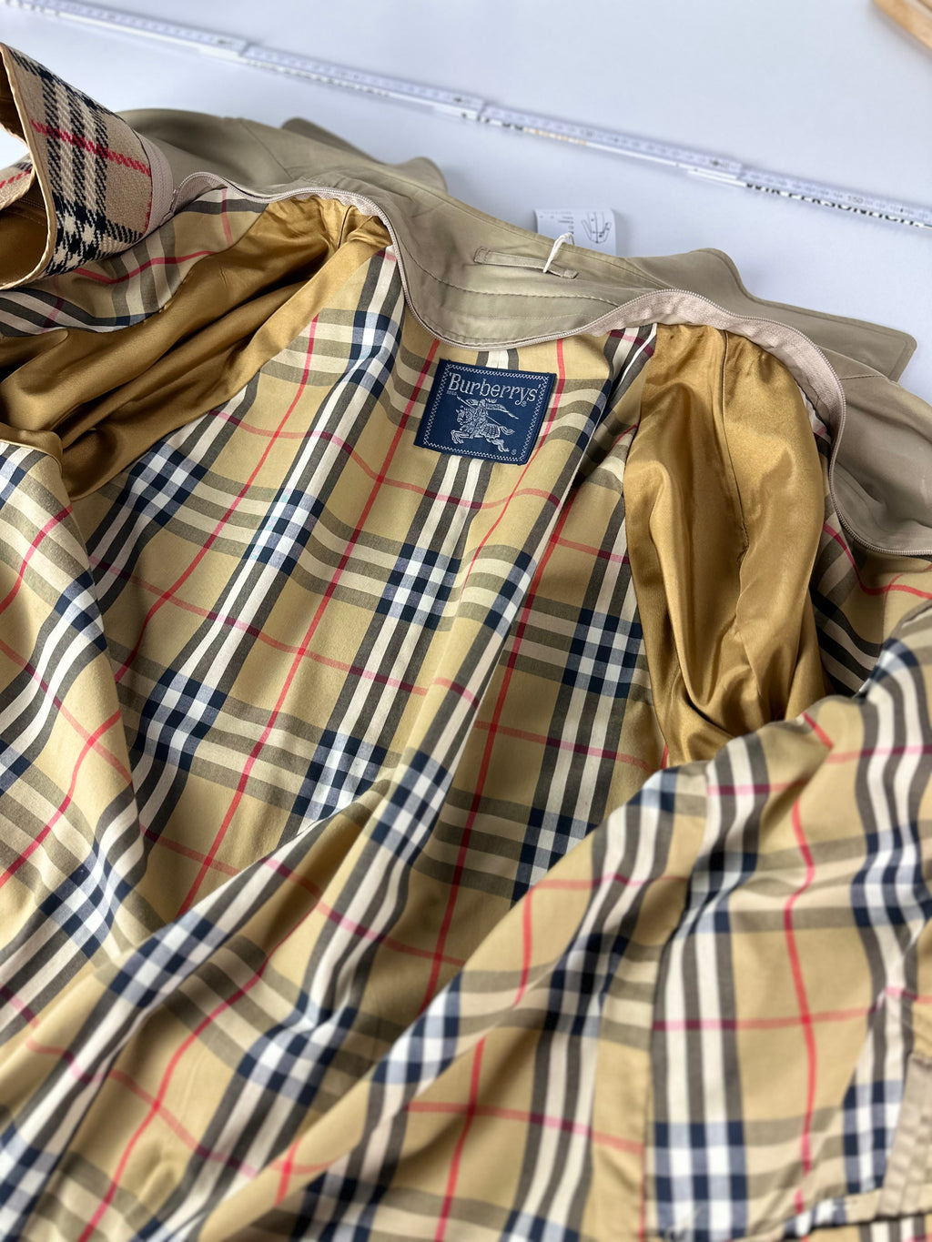Burberrys Trenchcoat (52/L) including Inlet