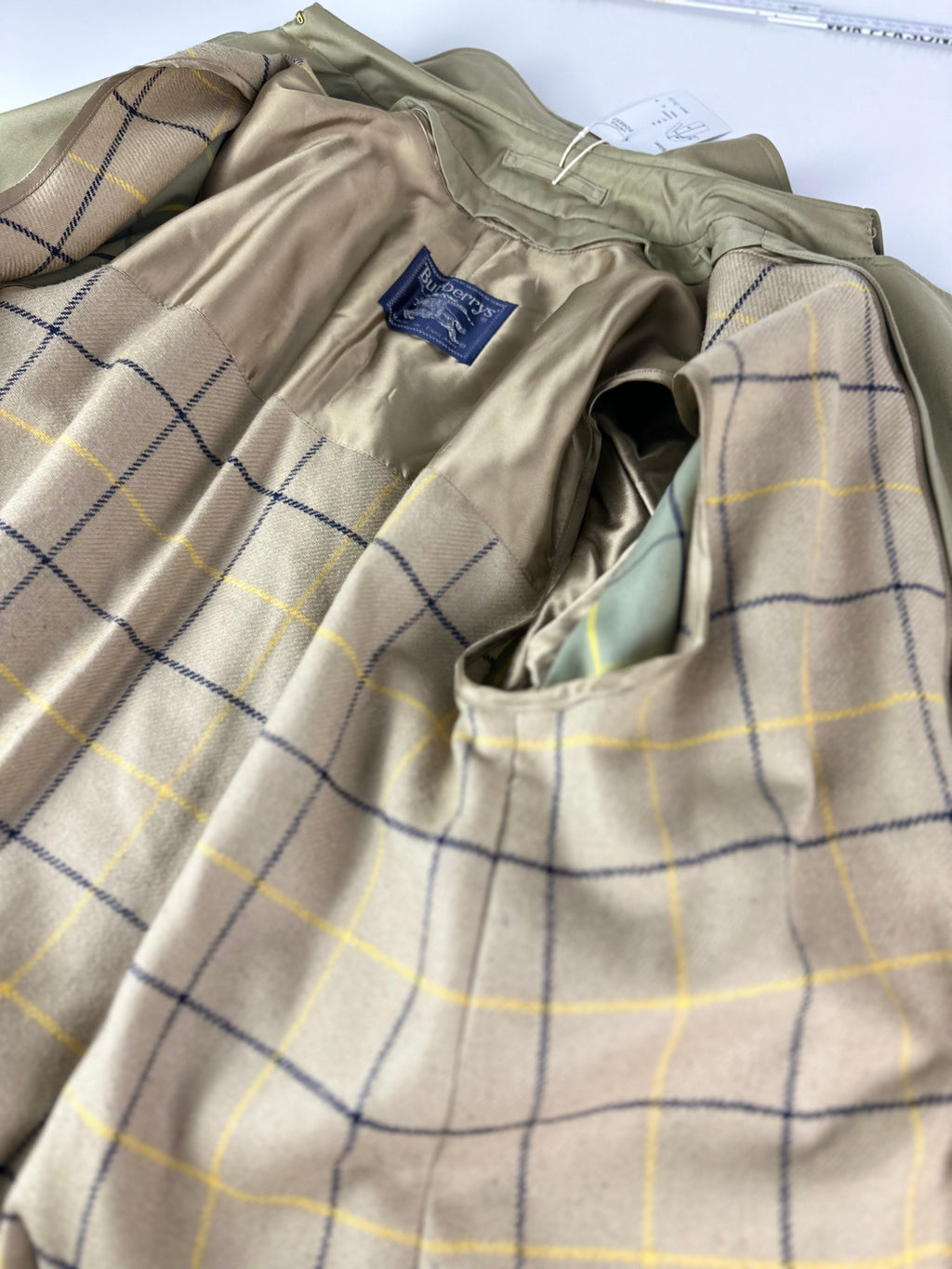 Burberrys Trenchcoat (12/M) including Inlet