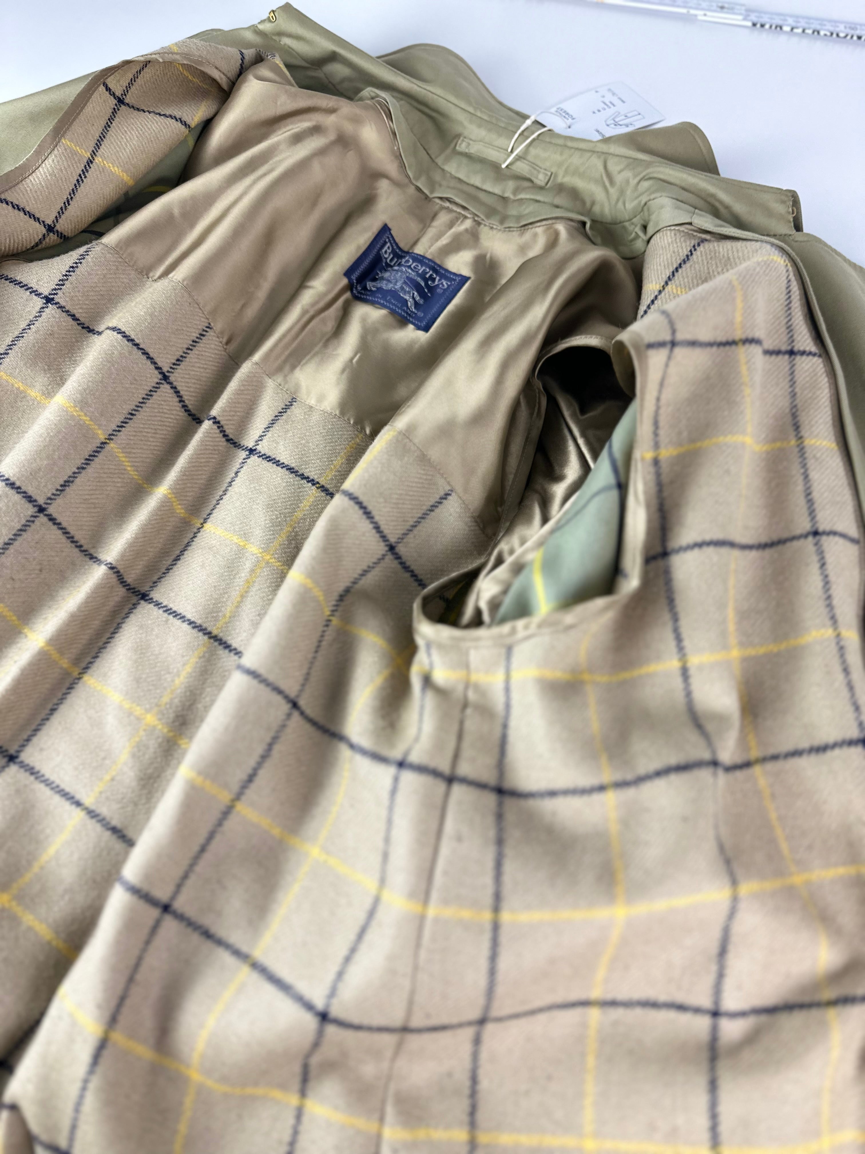 Burberrys Trenchcoat (12/M) including Inlet