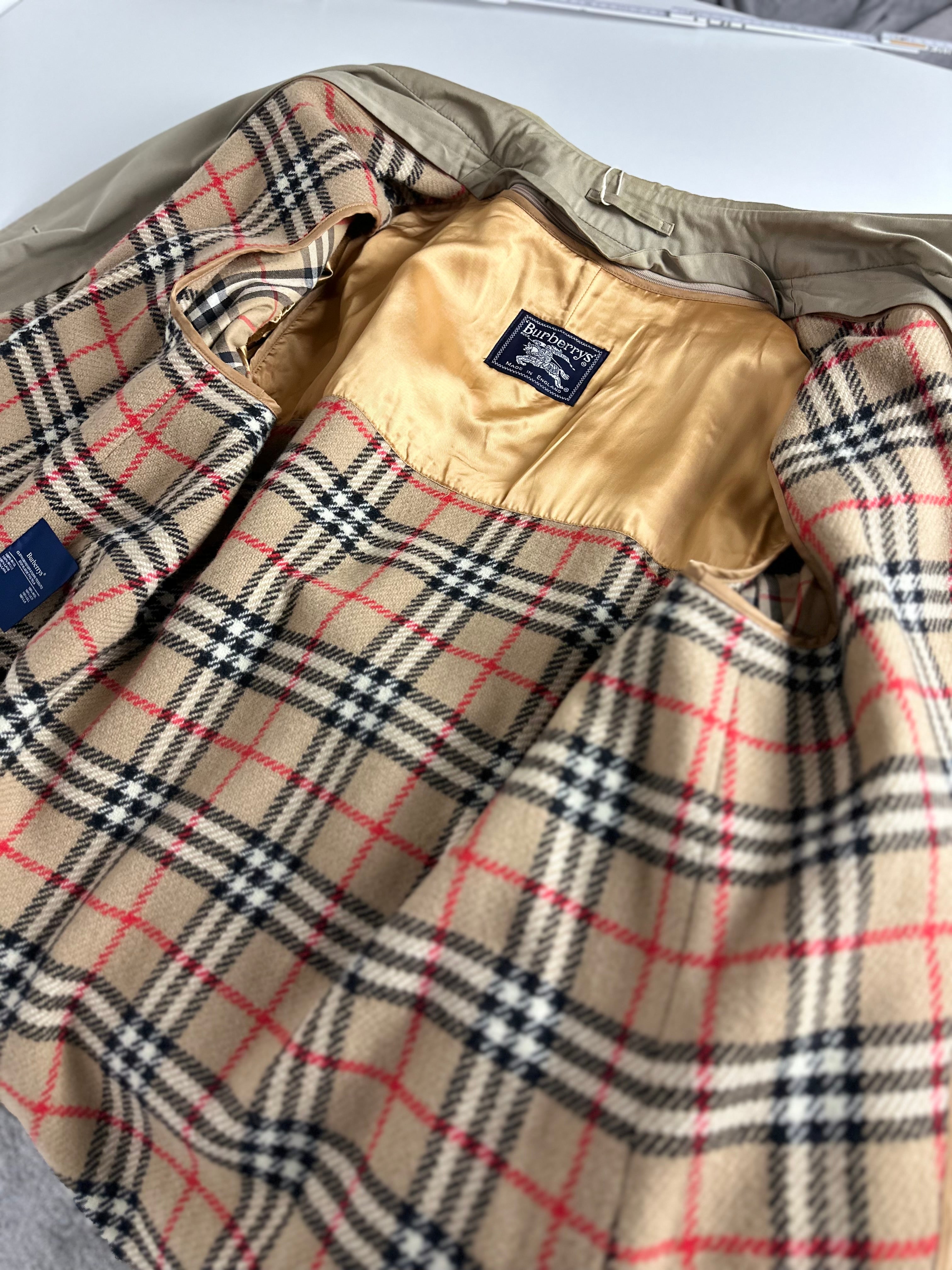 Burberrys Trenchcoat (52/L) including Inlet