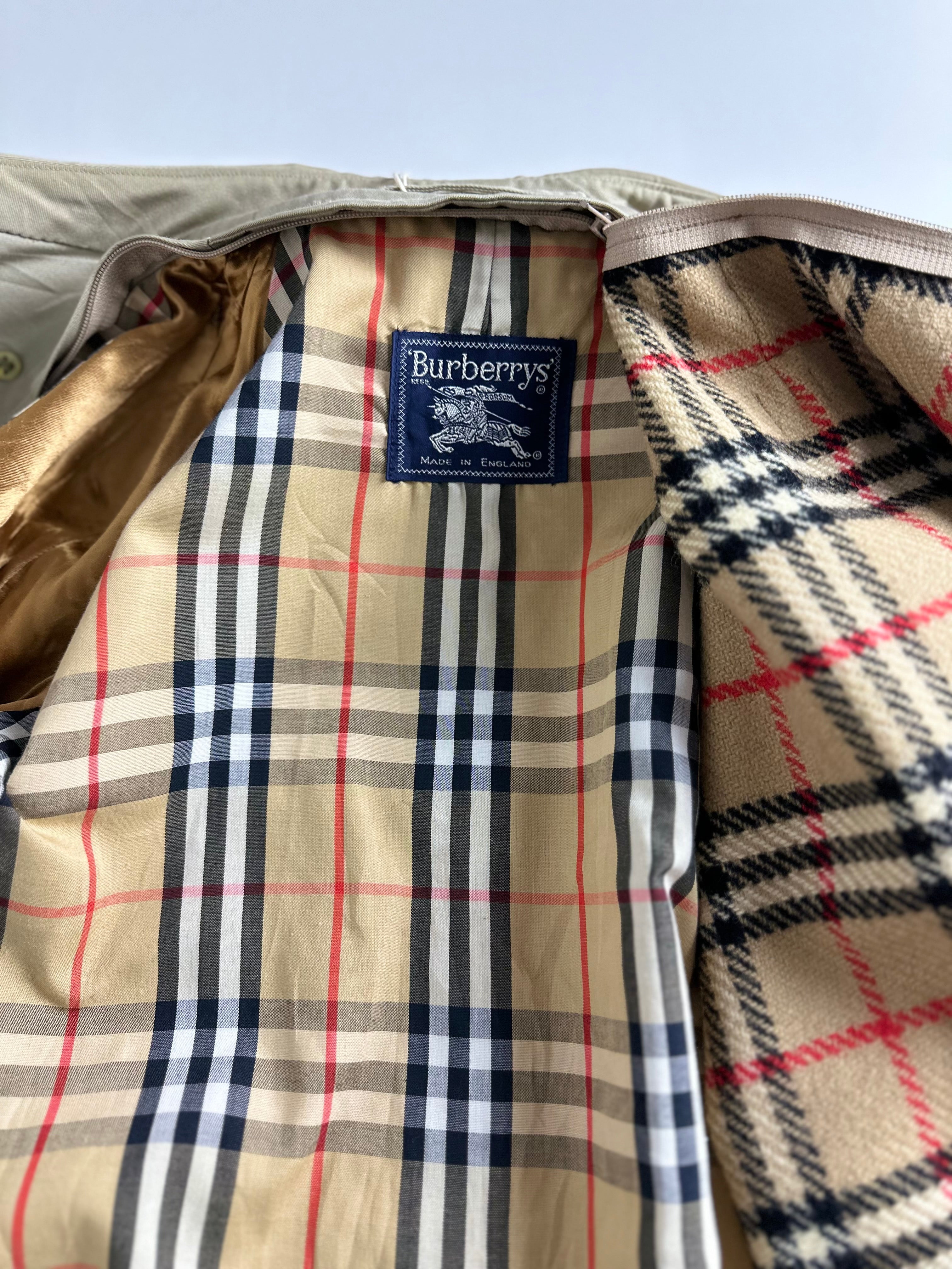 Burberrys Trenchcoat (12/M) including Inlet