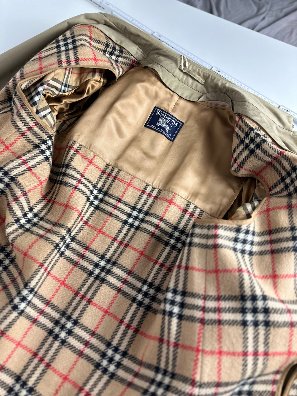 Burberrys Trenchcoat (52/L) including Inlet