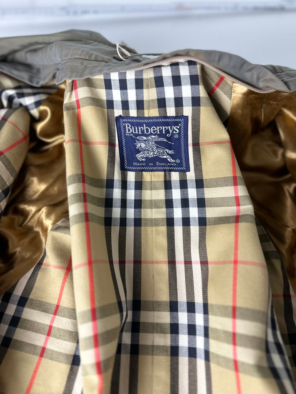 Burberrys Trenchcoat (52/L) including Inlet
